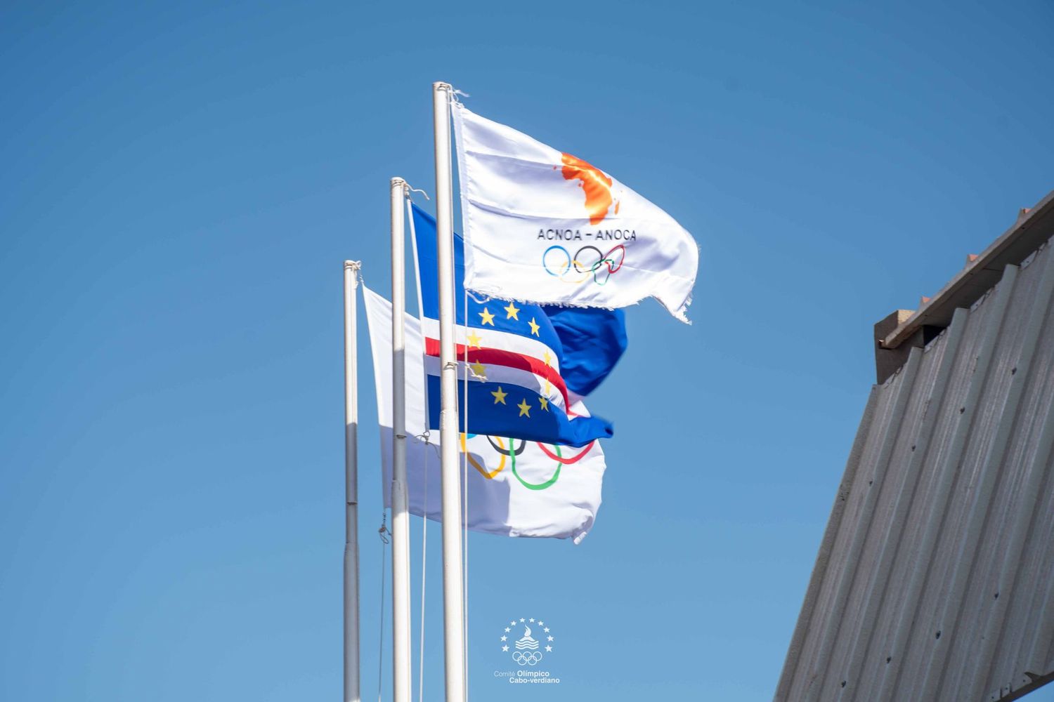 Bandeiras de Cabo Verde e do movimento olímpico na sede do COC